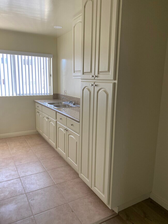 Building Photo - 11620 Iowa Ave