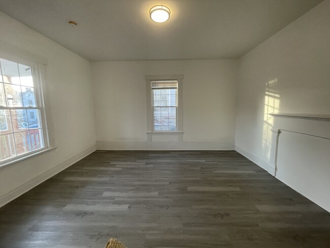 Building Photo - 852 Brook St