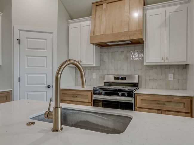 Building Photo - Brand New home In Azalea!