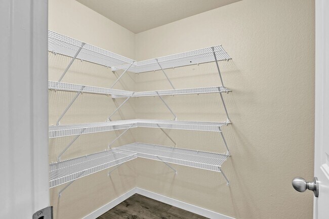 Building Photo - Move-In Ready Townhome with Luxury Finishe...