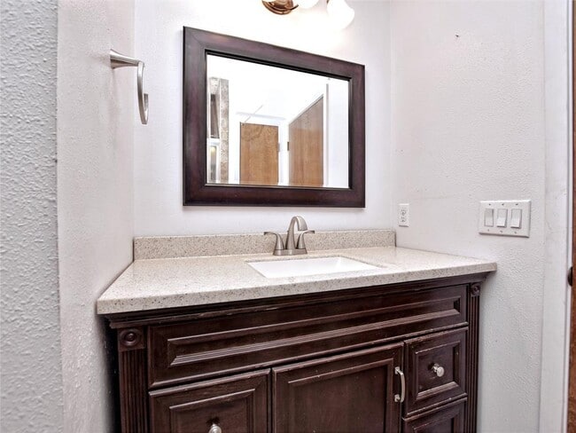 Building Photo - 2407 Versailles Dr