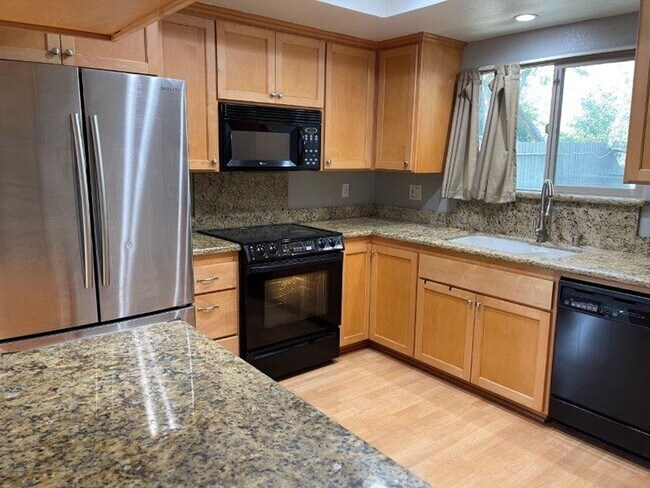 Building Photo - Gorgeous 3 Bedroom1/2 Plex in Elk Grove