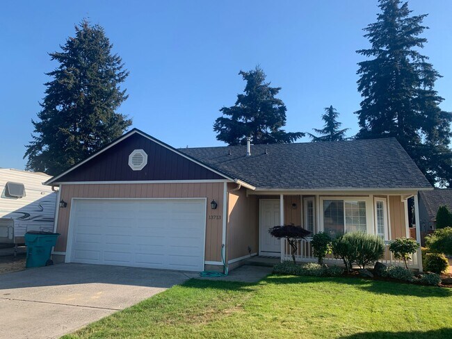 Primary Photo - ***Newly Renovated Spacious and Bright 3 Bedroom Ranch Style House in North Image. All New Paint ...