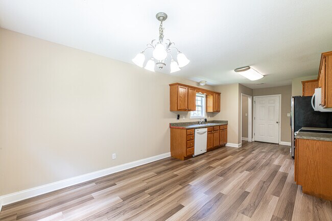 Building Photo - 637 Marston Ln