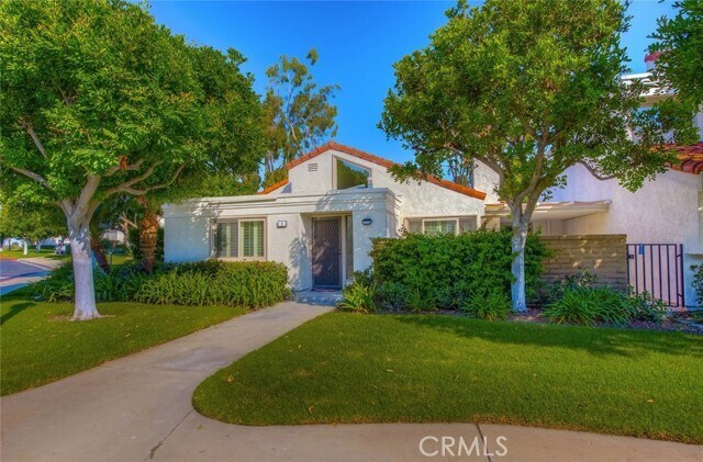 Building Photo - 1 Navarre