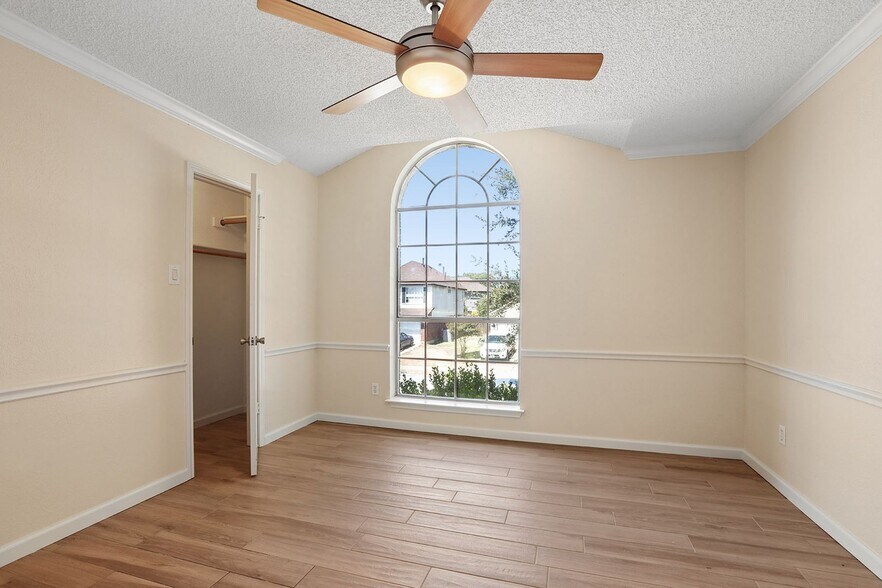 Building Photo - 15301 Ecorio Dr