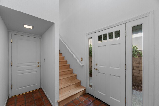 Building Photo - 516 Rosecrans Ave