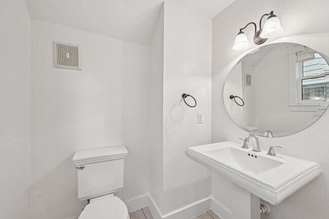 Building Photo - 1537 Alexander St