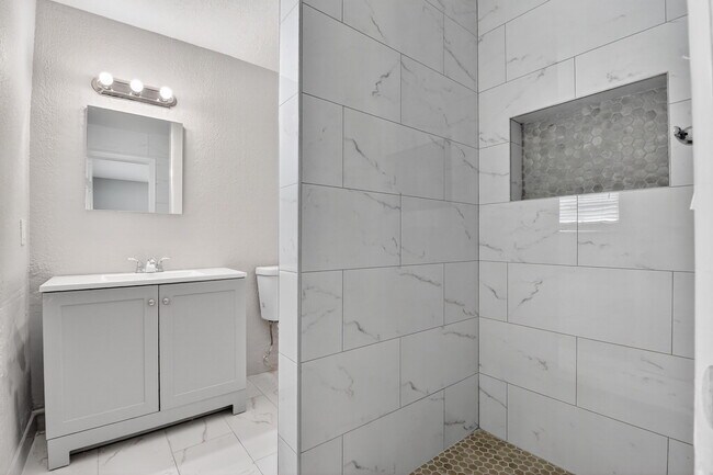 Building Photo - 601 SW 5th Ave