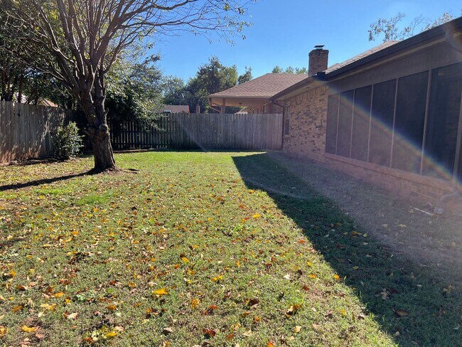 Building Photo - Spacious 3 Bedroom