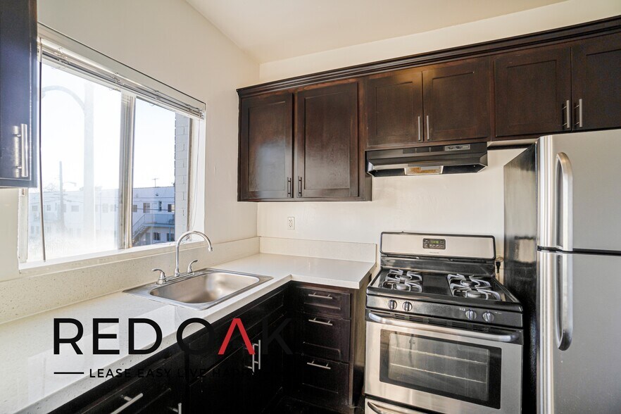 Building Photo - 1327 Magnolia Ave