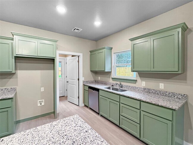 Building Photo - 412 N Bickford Ave