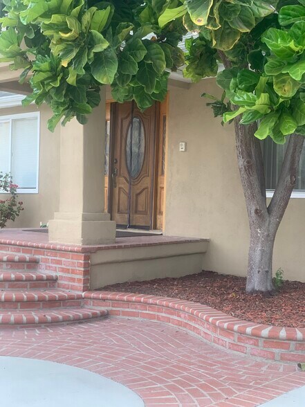 Building Photo - 766 N Alexandria Ave