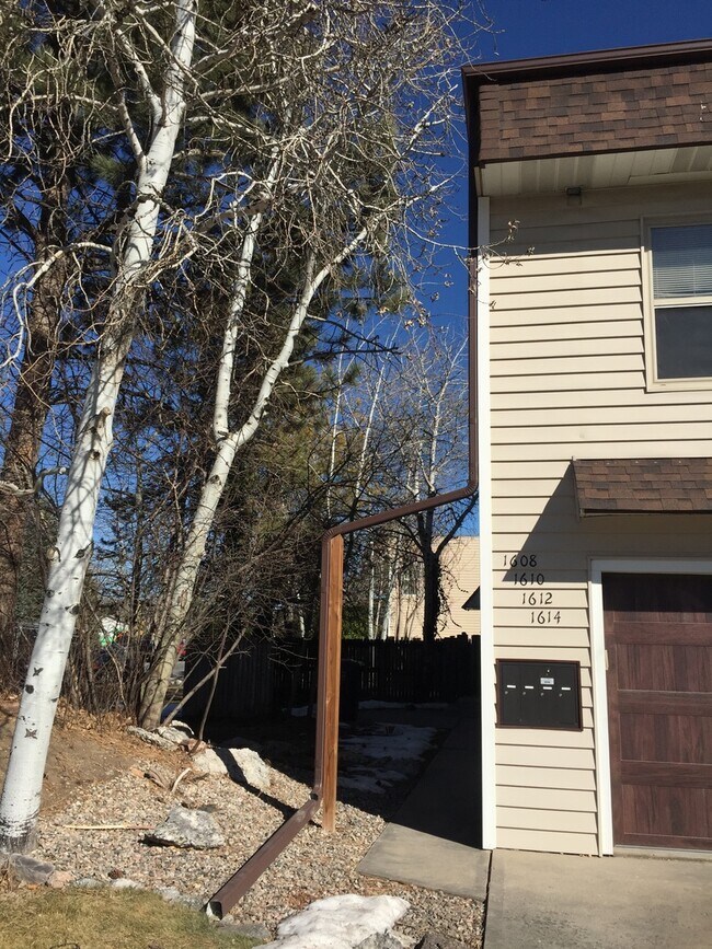 Building Photo - Updated 2 Bedroom Townhome for Rent in Loveland: Shared Garage, Patio, Washer/Dryer Hookups