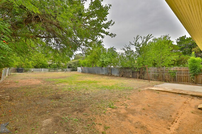 Building Photo - 2 bed 1 bath; AVAILABLE NOW!