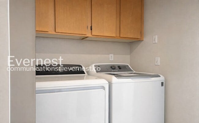 Building Photo - 3 Bed, 2 Bath Home with Garage / Vouchers Accepted / Available Soon!