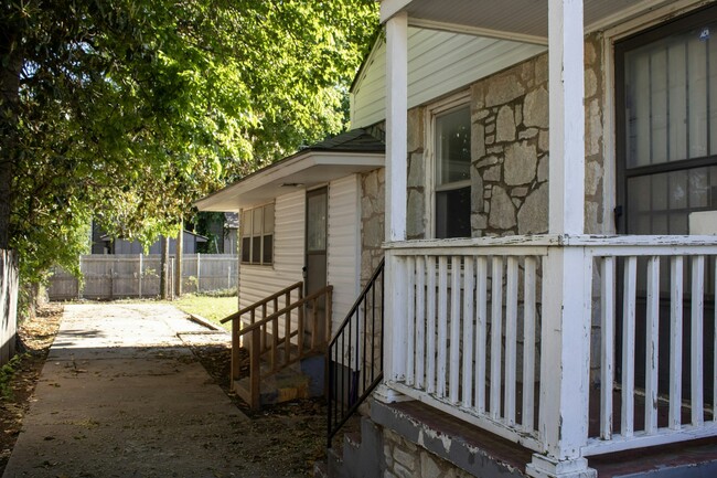 Building Photo - 2420 NE 25th St