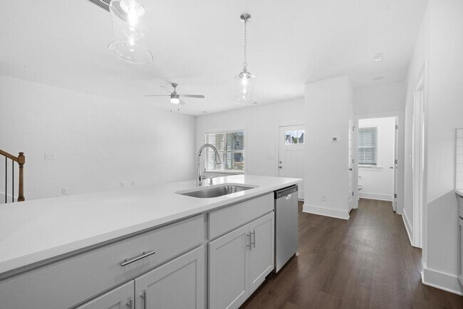 Building Photo - Spacious Home with Fenced Backyard!