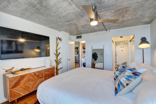 Building Photo - 17 Royal Palm Way