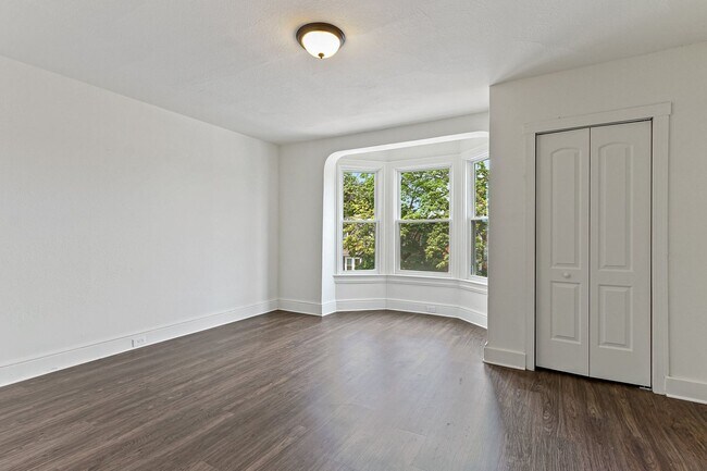 Building Photo - Spacious 5 Bedroom Home w/ Balcony, Porch & Yard Space!