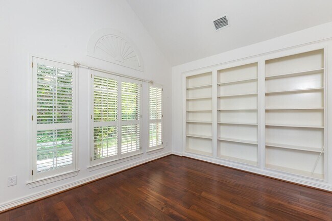 Building Photo - 4915 Keneshaw St