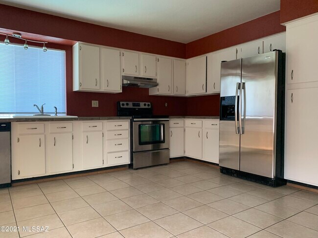Building Photo - 2602 S Black Moon Dr