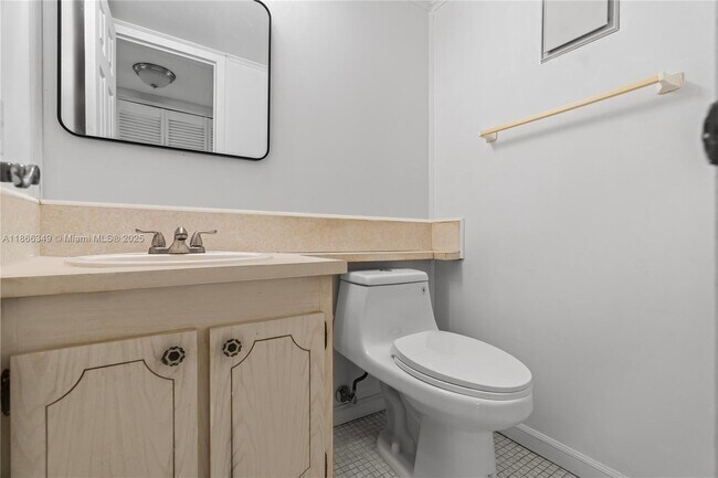 Building Photo - 555 Fanshaw N