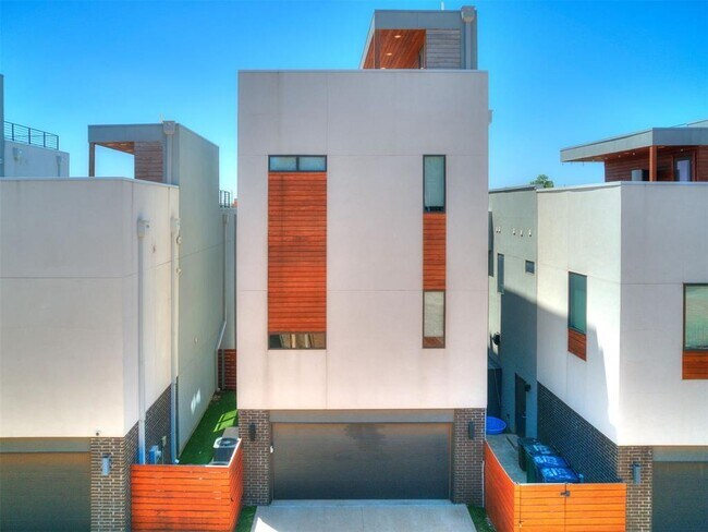 Building Photo - 825 NW 6th St