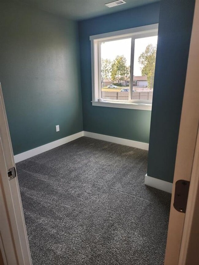 Building Photo - 5 bedroom in Briarwood - Water/Sewer/Trash PAID