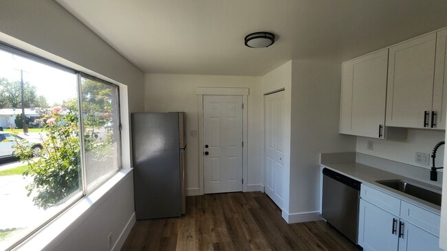 Building Photo - Move-In Ready Reno Gem