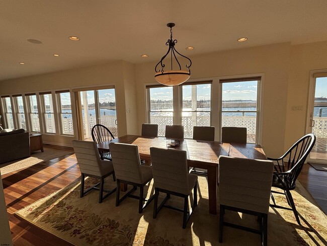 Building Photo - 802 N Harvard Ave