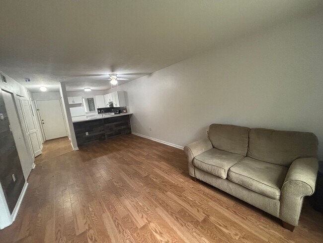 Building Photo - Newly renovated FIRST floor 2/2 - Will go fast