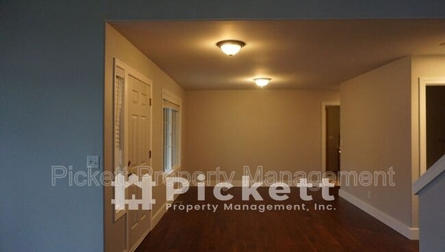 Building Photo - 2037 Gustaf St NE