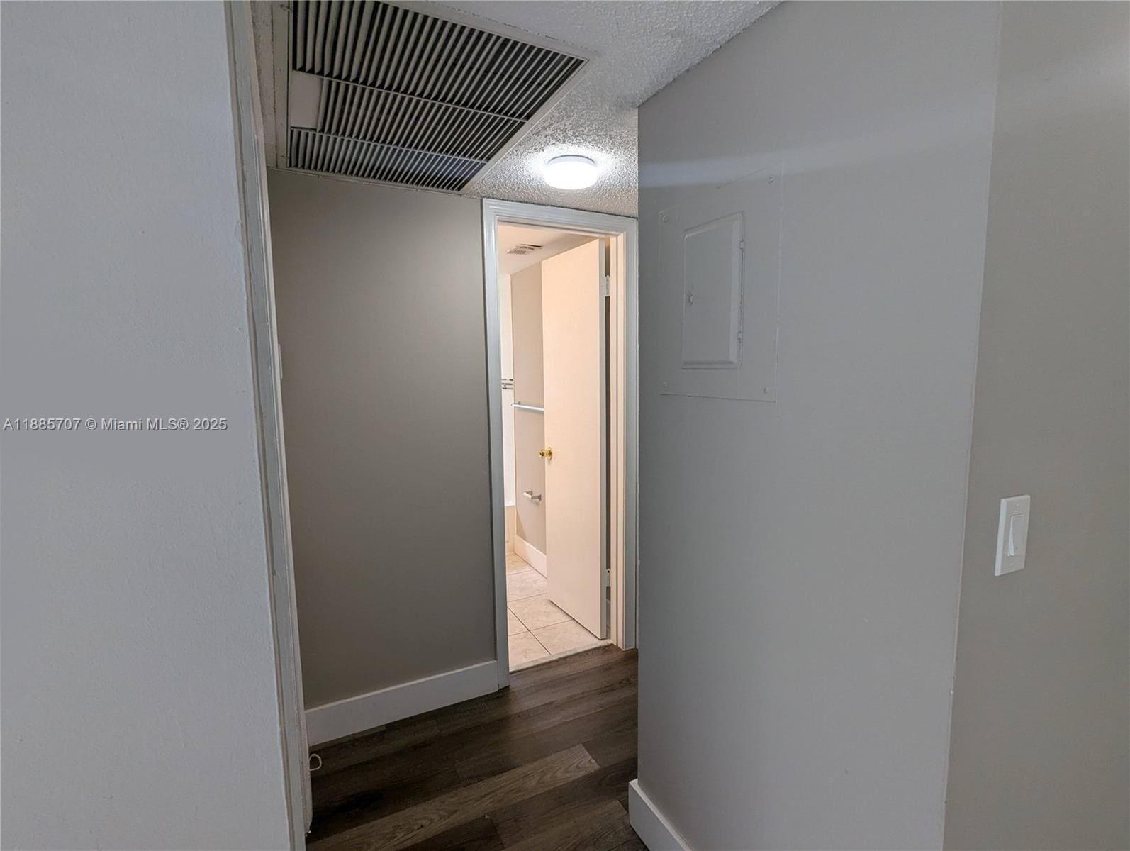 Building Photo - 10224 Twin Lakes Dr