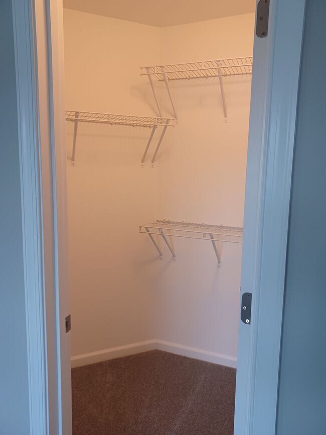 Building Photo - Beautiful 5 Bedroom Home in Hampton