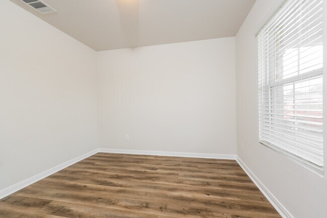 Building Photo - 17640 Cedar Crst Dr