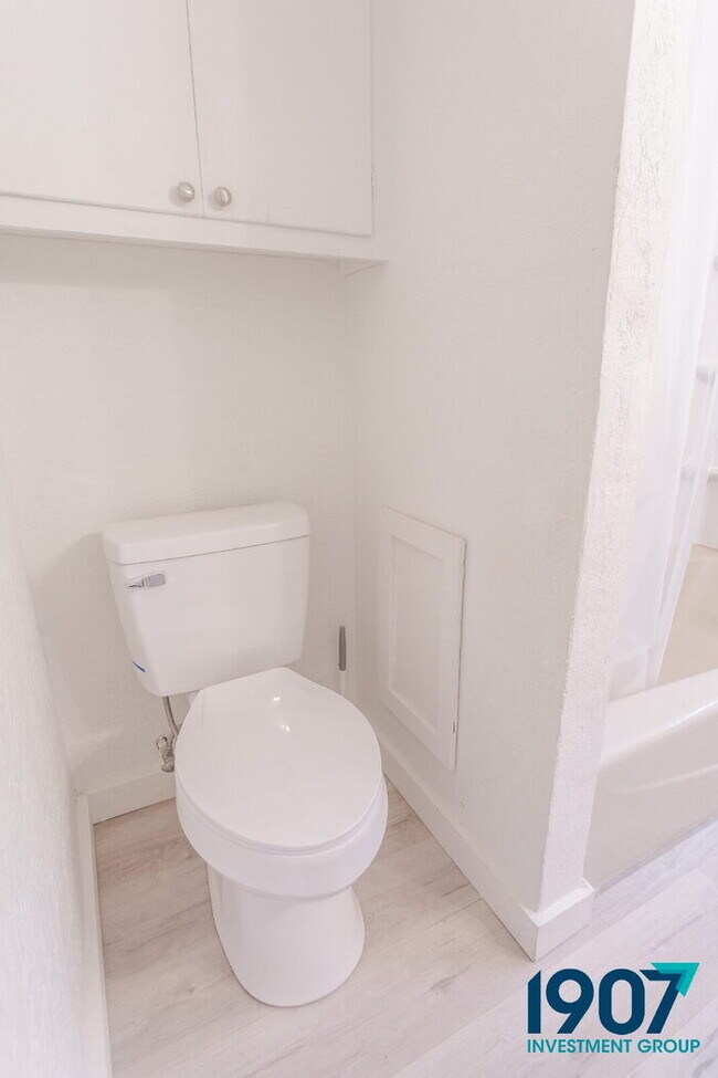 Building Photo - Charming Brick Home with Modern Updates and Large Backyard in Norman!