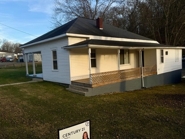 Building Photo - Classic 3/2 Farmhouse Charm with Modern Comfort & Room to Breathe
