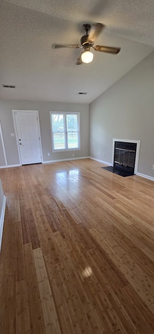Building Photo - Charming Home Right off Winchester Rd