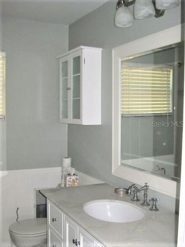 Building Photo - Townhouse close to shopping! Discount of 1...
