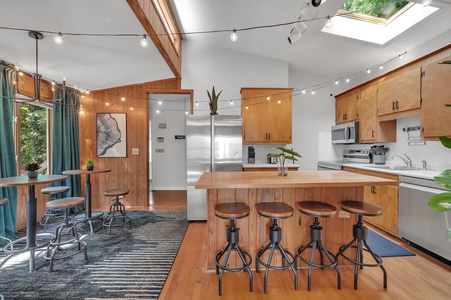 Building Photo - 8205 Knollwood Cir