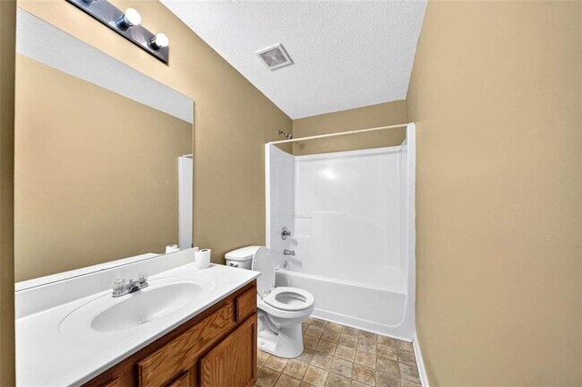 Building Photo - 744 W Vincent Dr