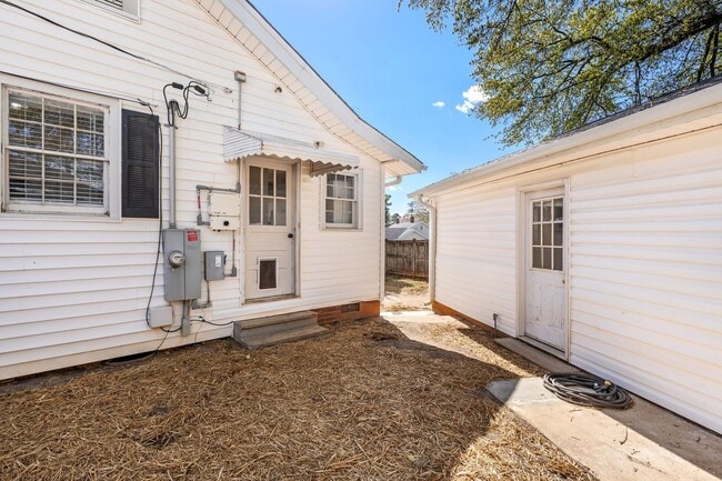 Building Photo - ELECTRICITY INCLUDED on this Renovated 2 B...