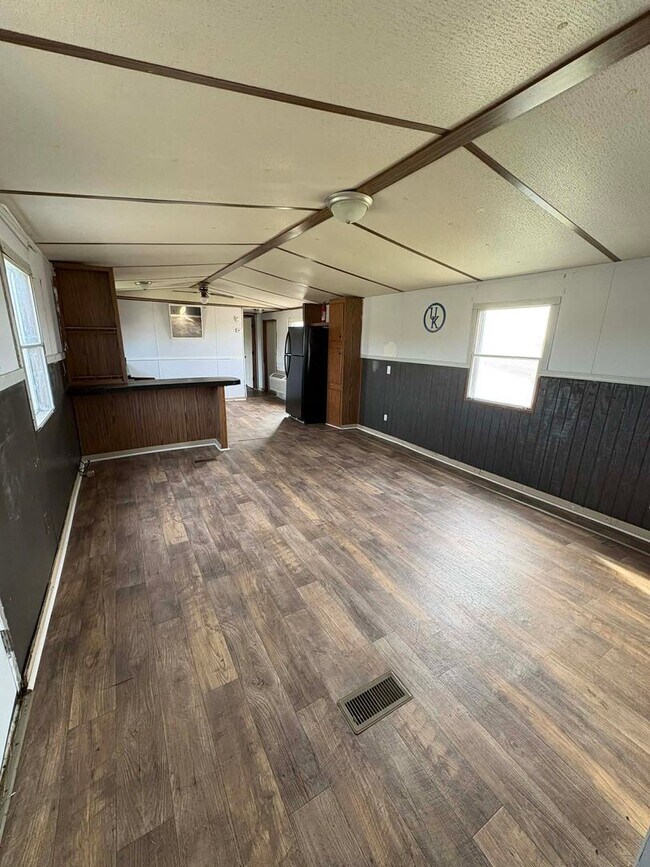 Building Photo - Country Living!