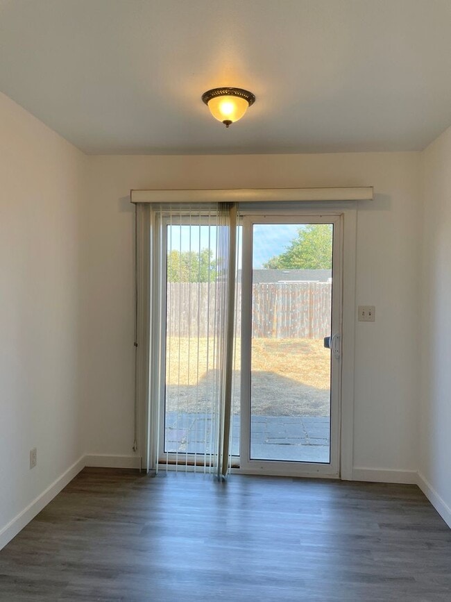 Building Photo - Refreshed 3 bed/1 bath Foothills Farms Home