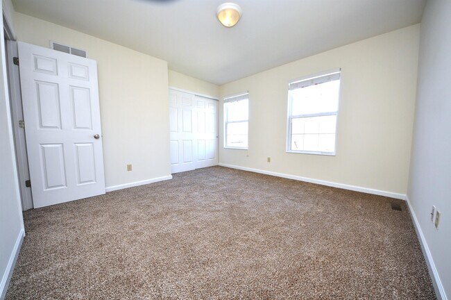 Building Photo - 667 Lakewood Dr