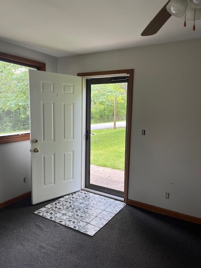 Building Photo - 3 bedroom, 1 bath Home: Located in Ellettsville! REDUCED PRICE!