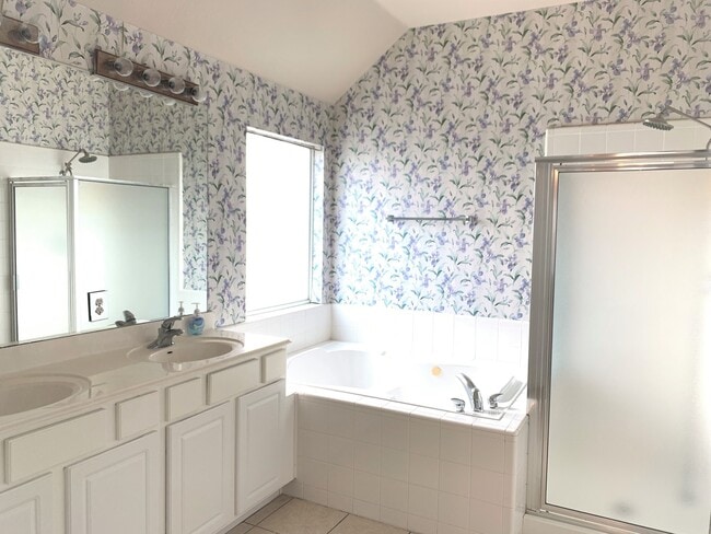Building Photo - Two story home on large lot in the Ridge a...