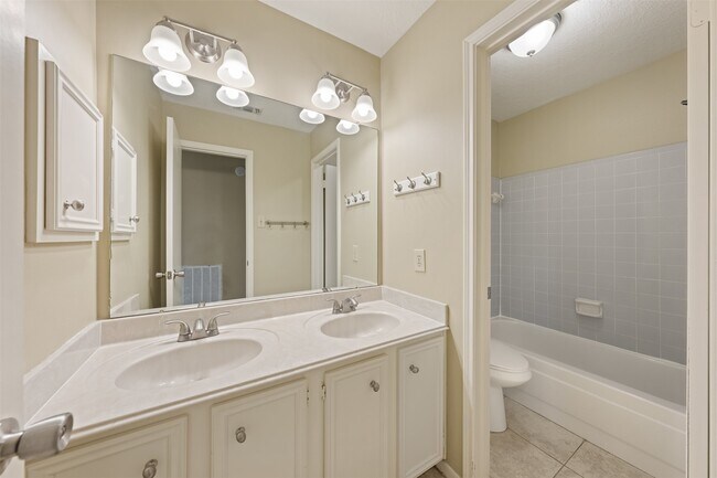 Building Photo - 211 Scarlet Maple Dr