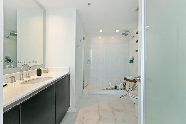 Building Photo - 665 NE 25th St